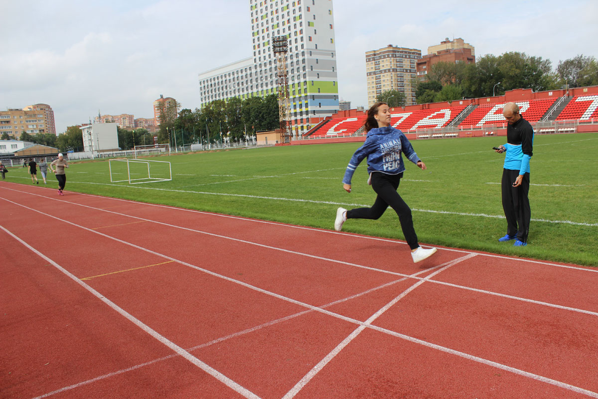 бег на соревнованиях по легкой атлетике «Золотая осень» 